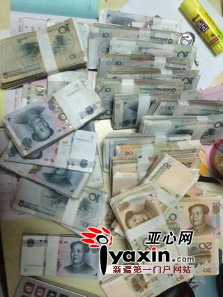 新疆小店夫妻背15萬零鈔為兒子付首付(圖)