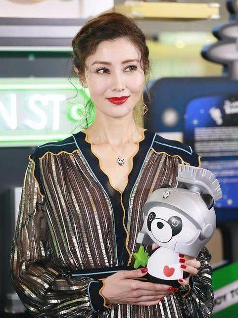 李嘉欣分享健身小視頻 一個(gè)細(xì)節(jié)令人羨慕