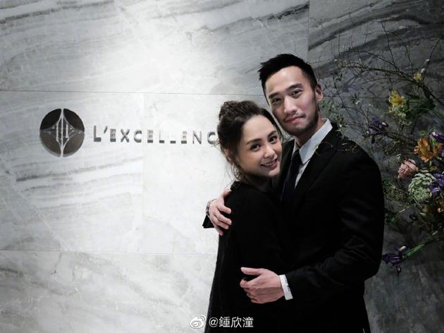阿嬌曬與老公甜蜜合影 小兩口恩愛(ài)滿分狗糧管飽